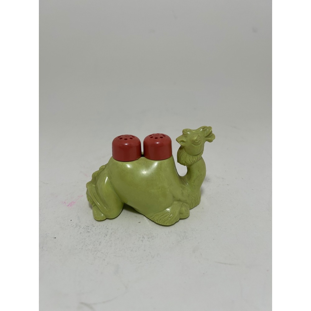Vintage Plastic Camel Salt and Pepper Shaker‎ Set Green and Red Retro Kitsch